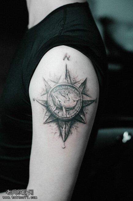 手臂指南针图腾太阳文身作品由文身分享