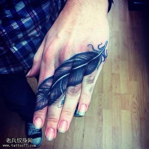 手部羽毛文身图片由文身馆分享