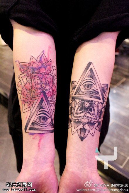 手臂彩色樊花全视之眼文身图片