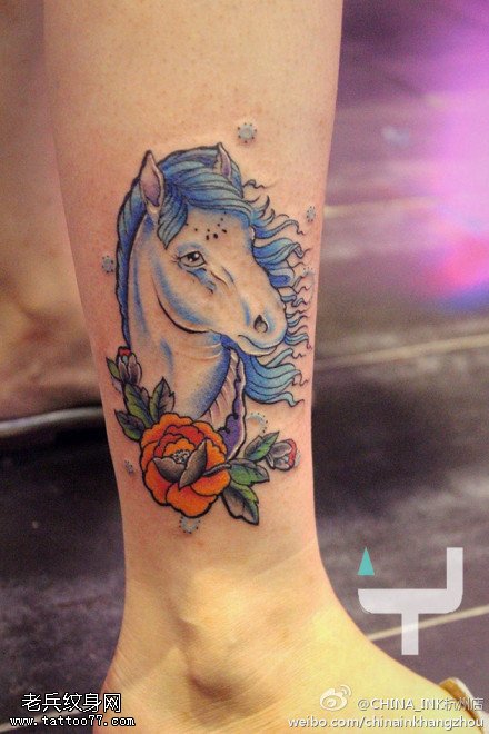 腿部彩色玫瑰花马文身图片