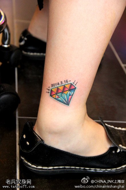 文身秀图吧推荐一幅脚踝彩色钻石文身图片