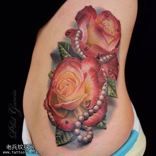 侧腰彩色玫瑰花文身图片由文身秀图吧分享