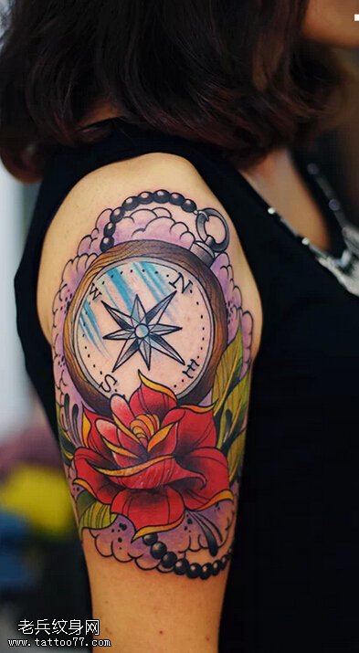 手臂彩色玫瑰罗盘文身作品由文身分享