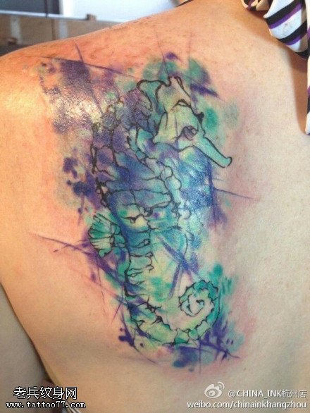 文身推荐一幅背部彩色泼墨海马文身作品
