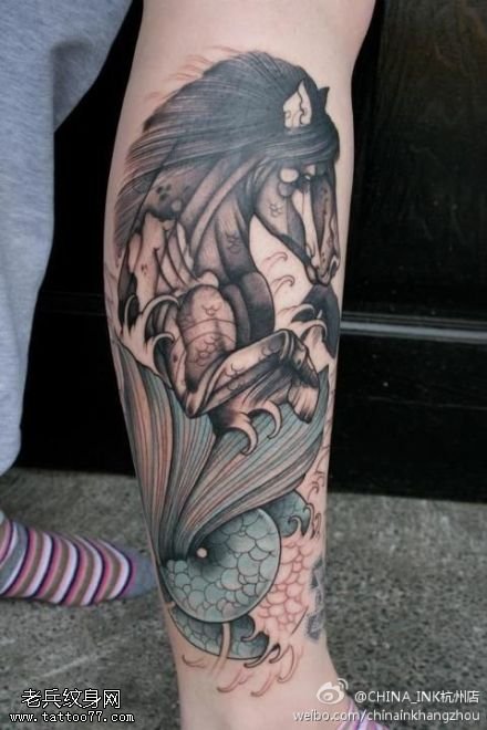 文身秀图吧推荐一幅腿部彩色马文身作品