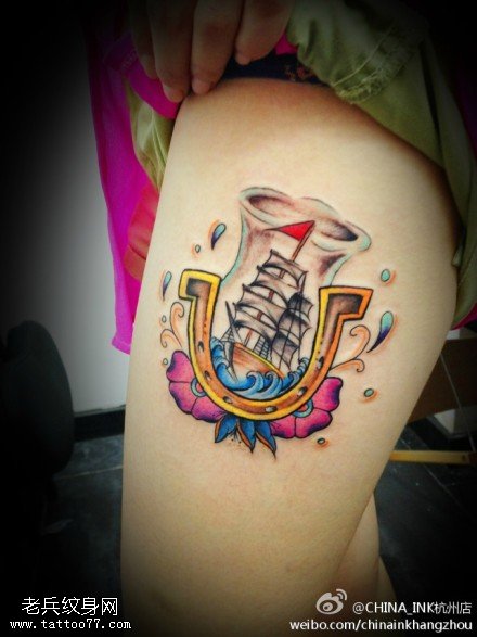女人腿部彩色帆船文身作品