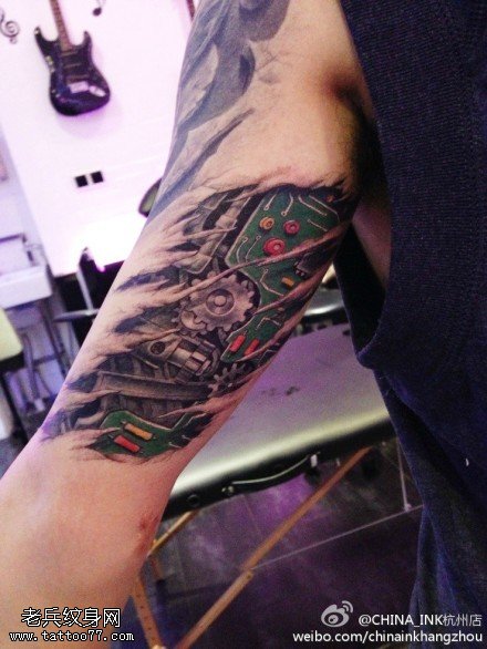 文身秀图吧推荐一幅手臂内侧机械文身作品