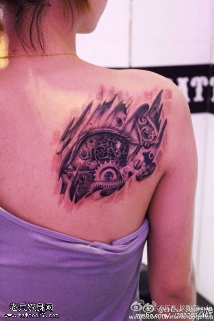 女人背部机械文身作品由文身秀图吧分享