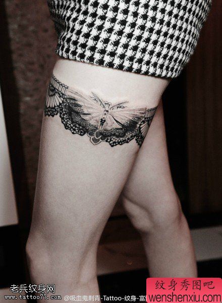 女人腿部蕾丝蝴蝶文身作品由文身馆分享