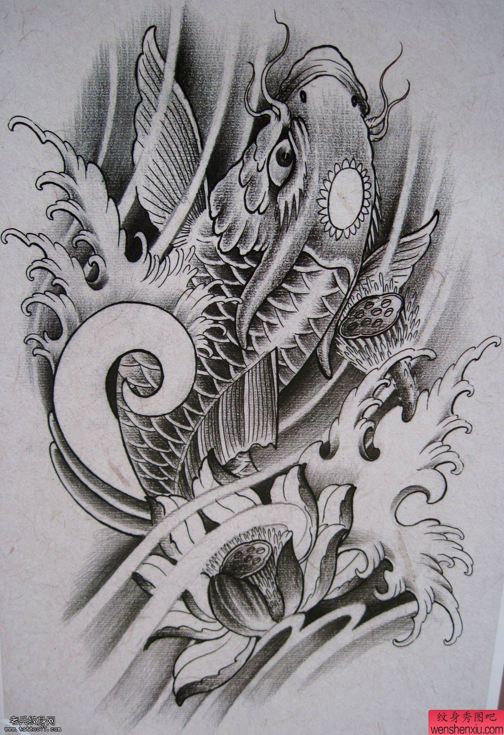 一幅黑白鲤鱼莲花文身作品由文身分享