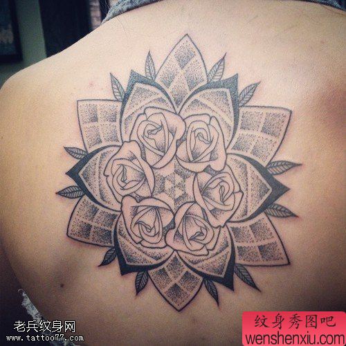 背部点状玫瑰花文身作品由文身分享