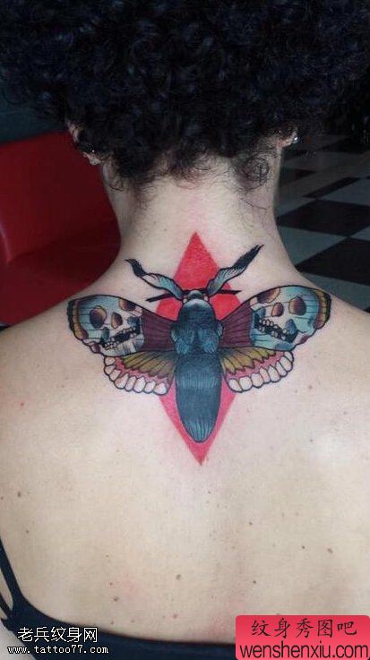 女人脖子彩色骷髅蛾子文身作品
