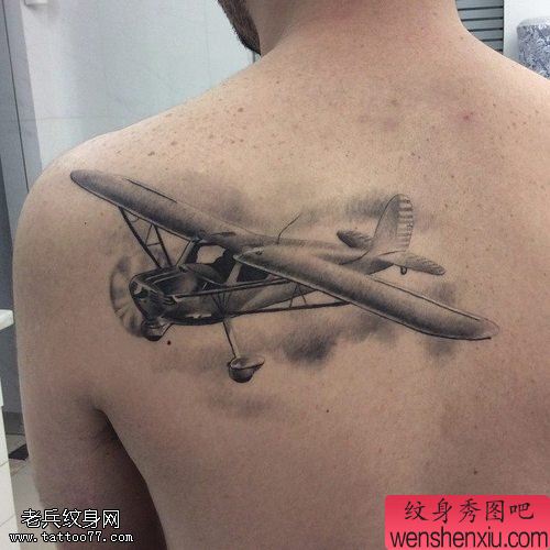 背部飞机文身作品由文身分享