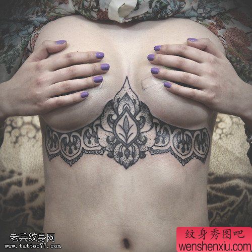 女人胸部点状蕾丝文身作品由文身馆分享