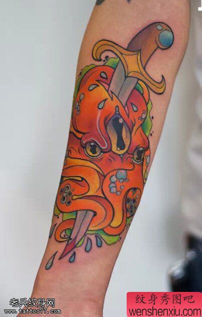 手臂彩色school风格匕首章鱼文身作品