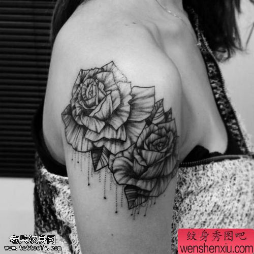 文身秀图吧推荐一幅女人手臂玫瑰花文身作品