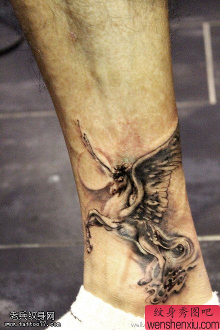 文身秀图吧推荐一幅脚踝马文身作品