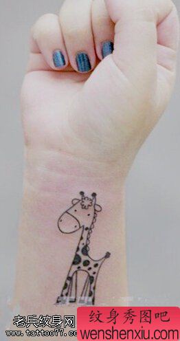 手腕小清新长颈鹿文身作品由文身秀图吧分享