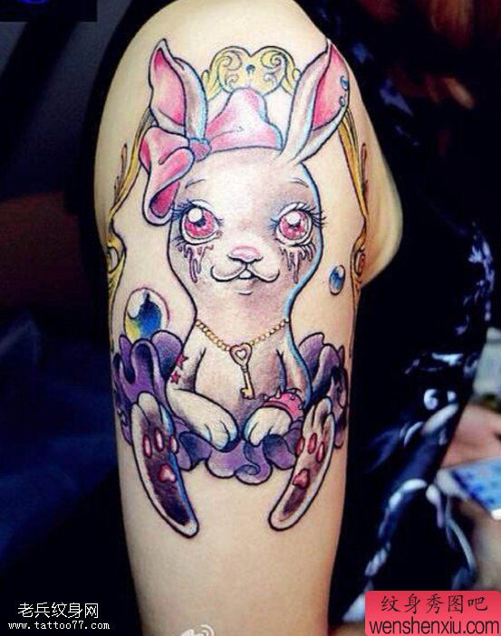 手臂彩色卡通兔子文身作品由最好的刺青馆分享