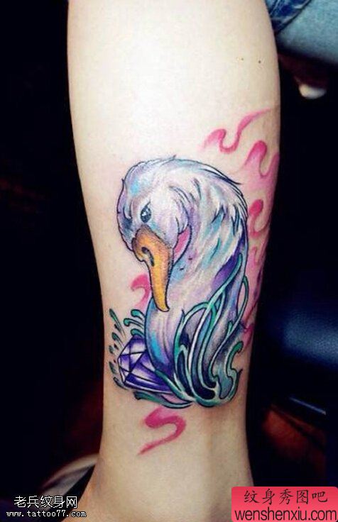 文身秀图吧推荐一幅脚踝彩色鹅钻石文身作品