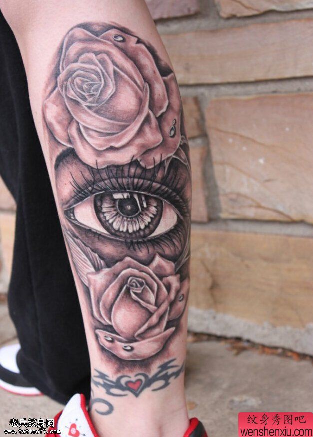 腿部玫瑰花眼睛文身作品由最好的文身馆分享