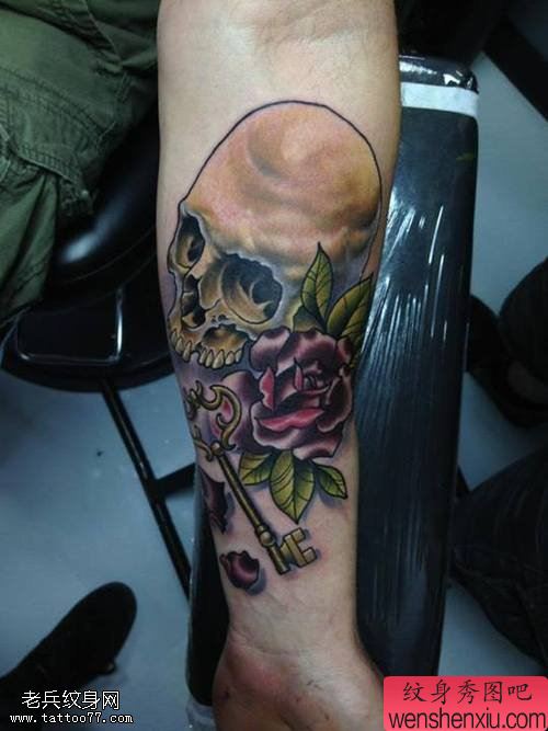 手臂骷髅玫瑰花钥匙文身作品由文身秀图吧分享