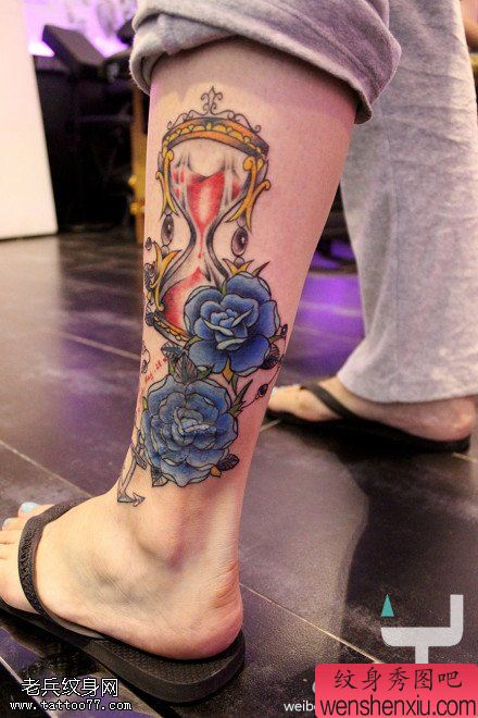 脚踝彩色沙漏玫瑰花文身作品由文身分享