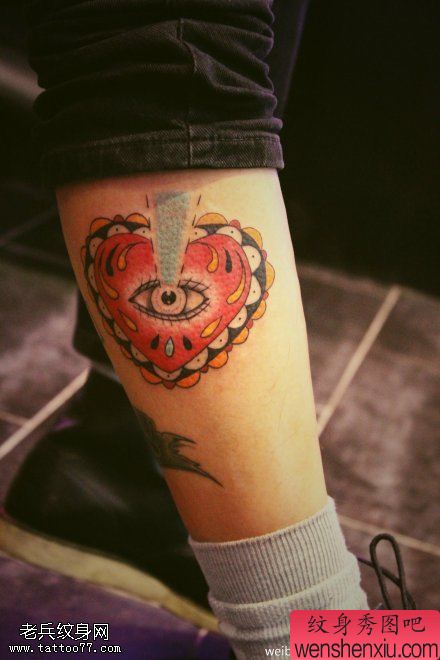 腿部彩色爱心上帝之眼文身作品