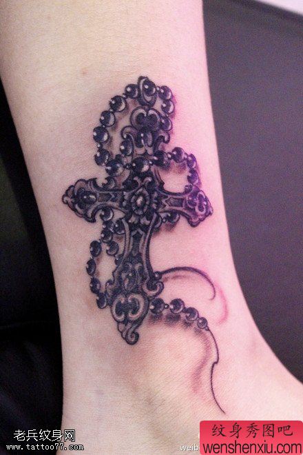 脚踝十字架文身作品由文身分享