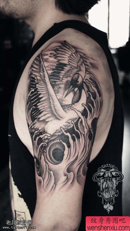 文身秀图吧分享一幅手臂仙鹤文身作品