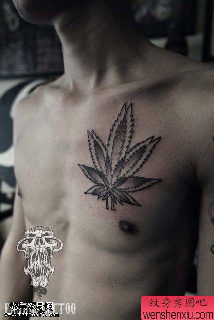 文身秀图吧分享一幅胸口枫叶文身作品