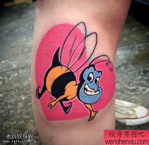 腿部彩色卡通爱心蜜蜂文身作品