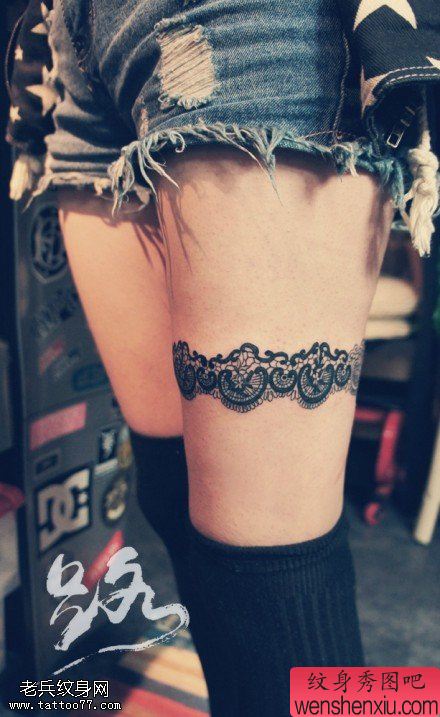 女人腿部创意蕾丝文身作品