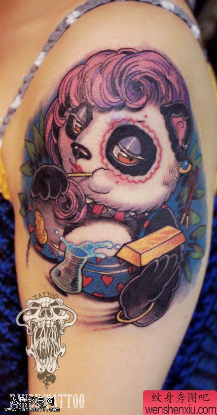 女人手臂彩色大熊猫文身作品