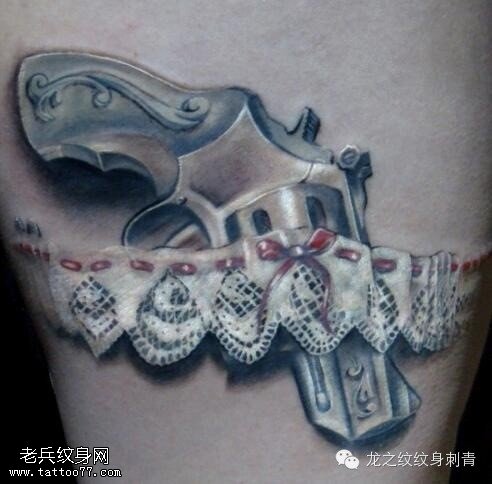文身秀图吧推荐一幅女人性感手枪文身作品