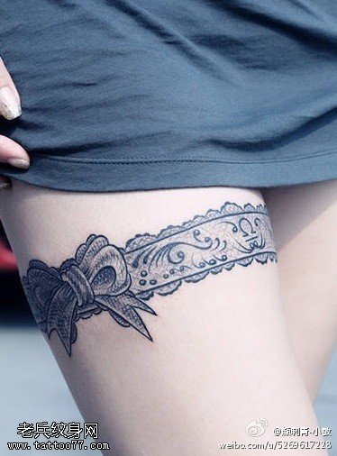 女人腿部蕾丝蝴蝶结文身作品