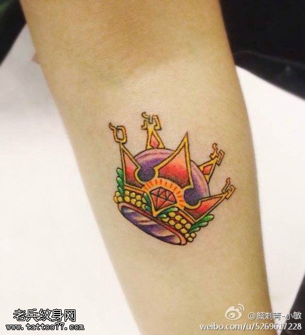 手臂皇冠文身作品由文身秀图吧分享