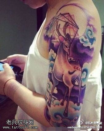 女人手臂彩色星空羚羊文身作品