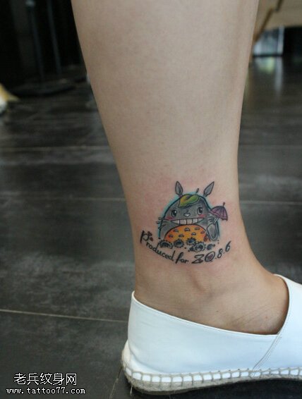 女人腿部彩色龙猫文身作品由文身馆分享