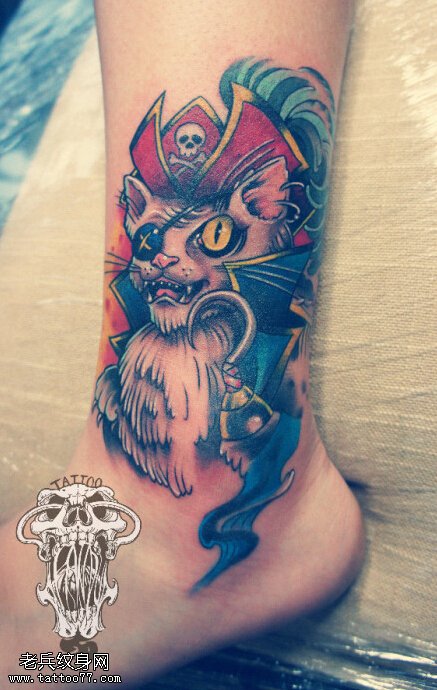 腿部彩色海盗船长猫文身作品