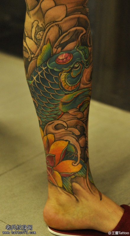 腿部彩色传统锦鲤莲花文身作品