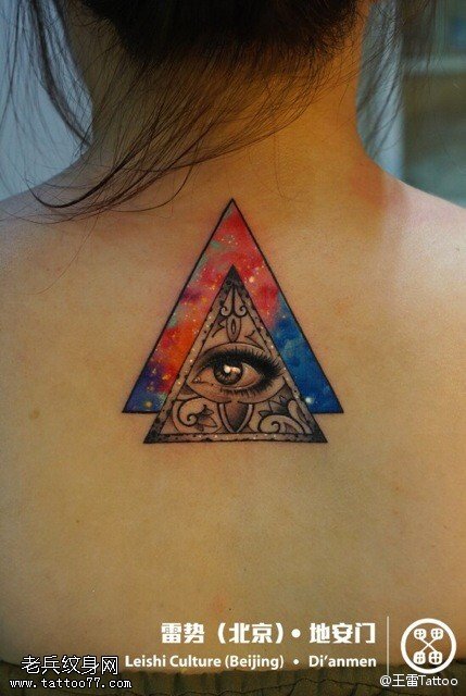 女人背部星空上帝之眼文身作品