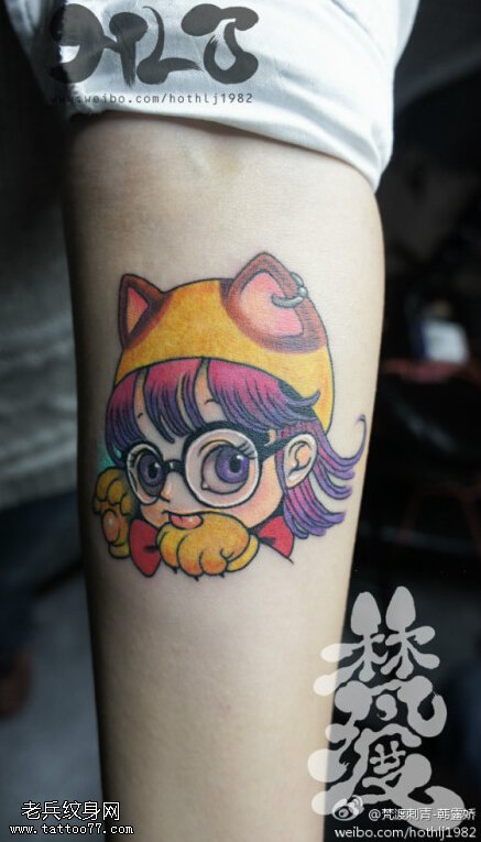 手臂彩色阿拉蕾文身作品由刺青店分享