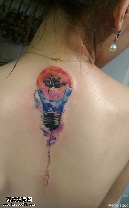女人背部彩色电灯泡文身作品由刺青馆分享
