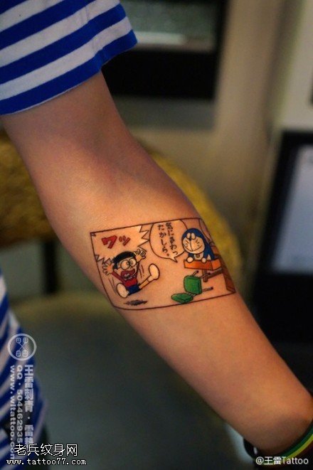 手臂彩色哆啦A梦文身作品
