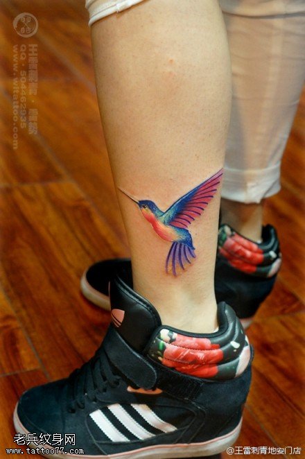 腿部彩色蜂鸟文身作品由文身馆分享