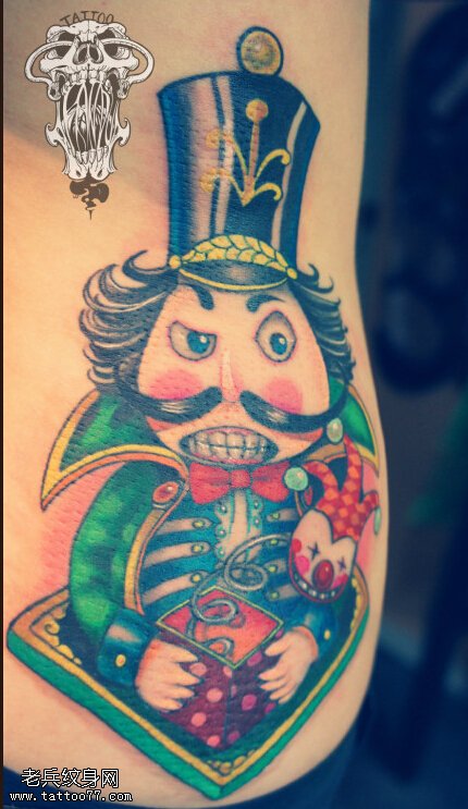 腰部胡桃夹子大叔文身作品由最好的文身馆分享