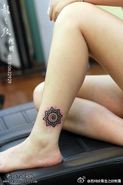 女人脚踝图腾太阳文身作品由文身馆分享
