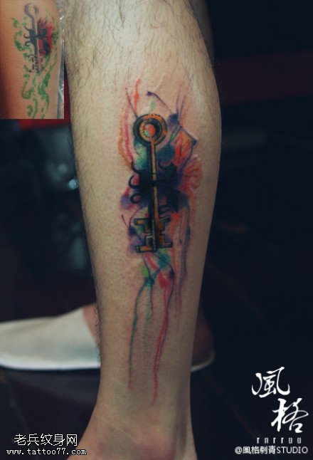 腿部彩色泼墨钥匙文身作品由文身分享