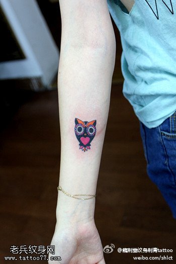 手部彩色的小猫头鹰文身作品由文身分享